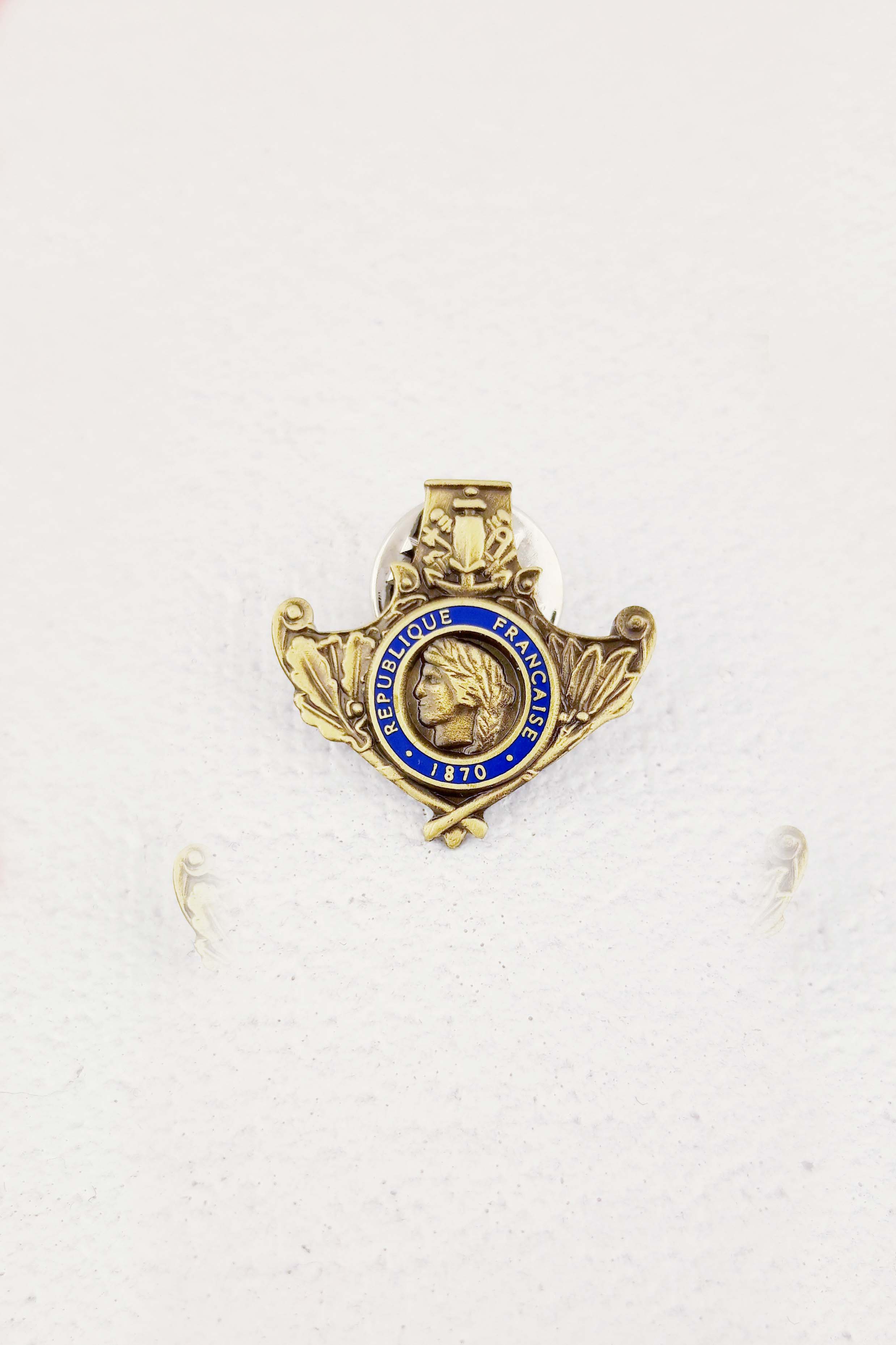 insigne sur pin's medaille militaire